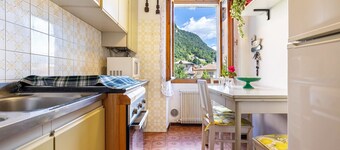 Appartamento 'Casa Nel Borgo Rose' con vista sulle montagne e giardino in comune
