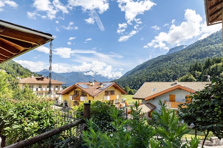 Property grounds. Apartment 'Casa Nel Borgo Rose' with Mountain View and Shared Garden