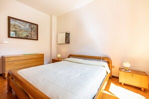 2 bedrooms, iron/ironing board, bed sheets - Casa Nel Borgo Rose' apartment with mountain views and communal garden (Breguzzo)