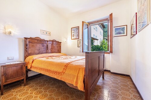 Casa Nel Borgo Rose' apartment with mountain views and communal garden