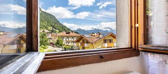 Casa Nel Borgo Rose' apartment with mountain views and communal garden