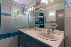 Bañera, secador de pelo, toallas