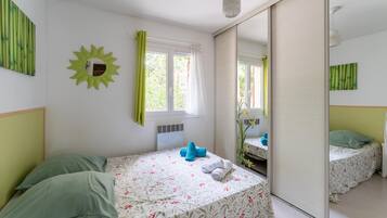 4 bedrooms, iron/ironing board, free WiFi, bed sheets