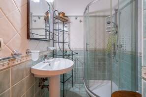 Tina, amenidades de baño gratuitas, secadora de cabello, toallas 