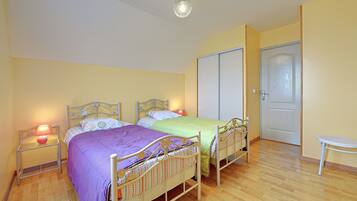 3 slaapkamers, een strijkplank/strijkijzer, gratis wifi, beddengoed