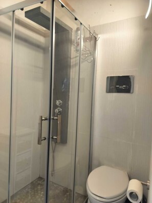 Suihku, hiustenkuivaaja, pyyhkeet