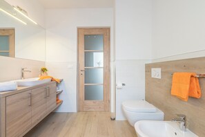 Dusche, Haartrockner, Handtücher