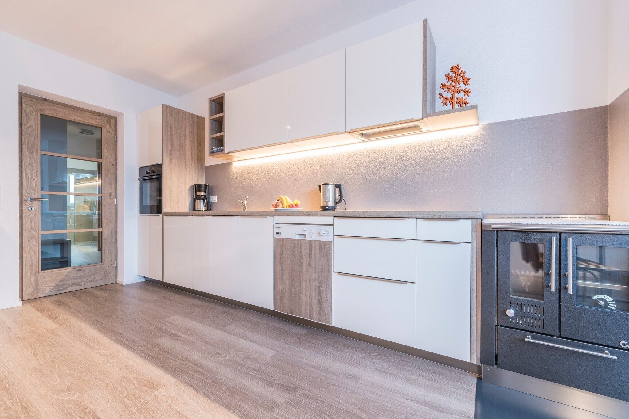 Een koelkast, een microgolfoven, een oven, een kookplaat
