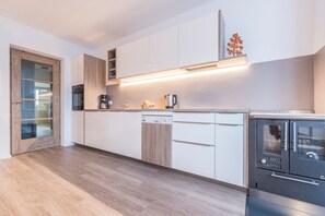 Fridge, microwave, oven, stovetop - Eder Apartment Neuhaus with Mountain View, Private Terrace and Wi-Fi (Gais)