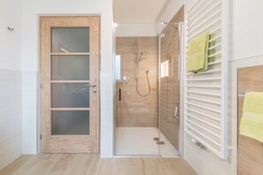 Een douche, een haardroger, handdoeken