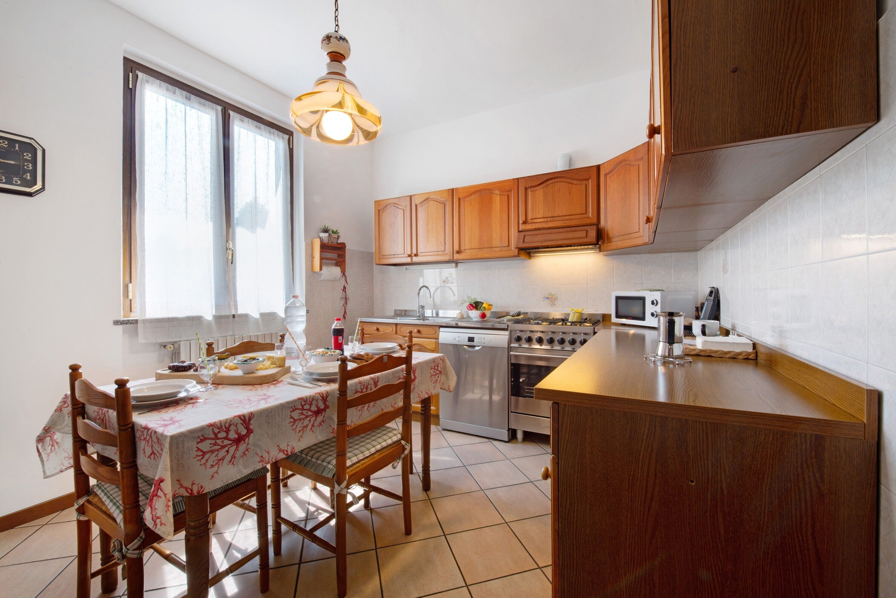 Réfrigérateur, micro-ondes, plaque de cuisson, cafetière/bouilloire