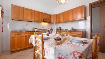 Réfrigérateur, micro-ondes, plaque de cuisson, cafetiÚre/bouilloire