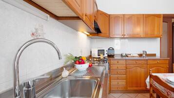 Een koelkast, een magnetron, een kookplaat