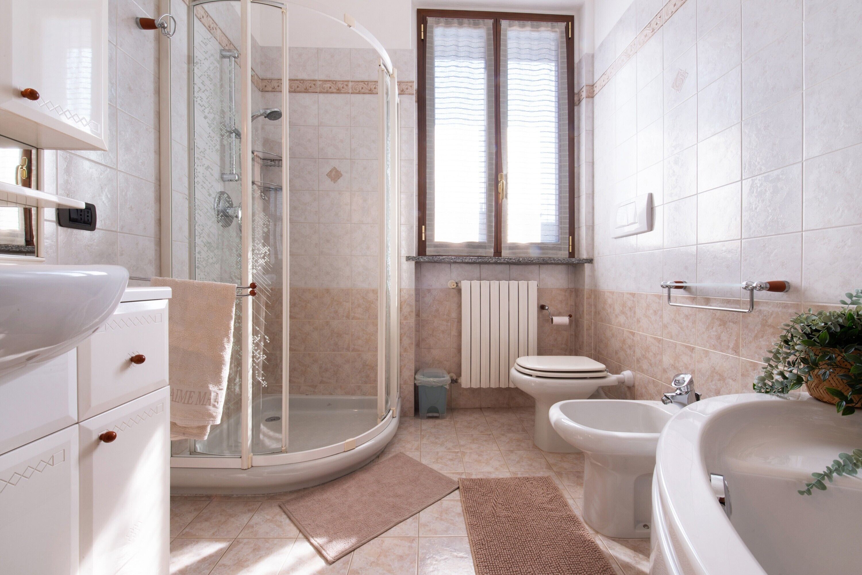 Ein Badezimmer mit Duschkabine, Bidet, Badewanne und Toilette.