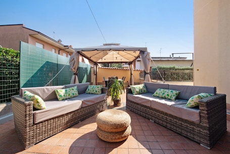 Terrace/patio. Holiday Home 'Elli' with Shared Terrace, Shared Garden and Wi-Fi