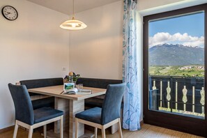 Dining - Apartment 'Gatscherhof Abendrot' with Mountain View, Shared Garden and Wi-Fi (Luson)