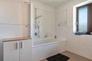 Bathtub, towels