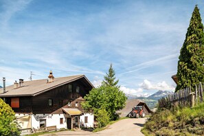 Exterior - Apartment 'Gatscherhof Abendrot' with Mountain View, Shared Garden and Wi-Fi (Luson)