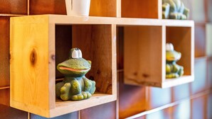 Estanterías de madera con figuritas de ranas.
