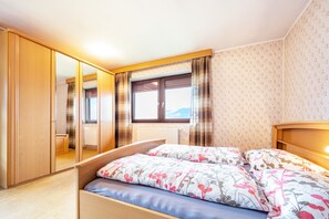 2 bedrooms, free WiFi, bed sheets - Farmhouse 'Ferienwohnung Gatscherhof' with Mountain View, Shared Garden and Wi-Fi (Luson)