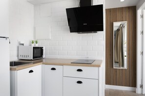 Een koelkast, een magnetron, een kookplaat