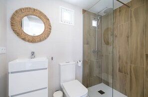 Douche, sèche-cheveux, serviettes fournies