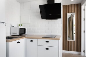 Réfrigérateur, micro-ondes, plaque de cuisson, cafetière/bouilloire