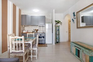 Fridge, microwave, oven, stovetop - Vacation Home "Casa Leon" with Sea View, Balcony & Wi-Fi (Corralejo)