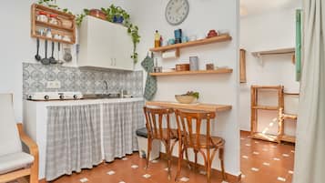 Een koelkast, een oven, een kookplaat, een koffiezetapparaat/waterkoker