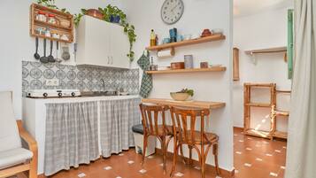 Kühlschrank, Ofen, Herdplatte, Wasserkocher mit Kaffee-/Teezubehör