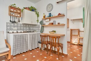 Kühlschrank, Ofen, Herdplatte, Wasserkocher mit Kaffee-/Teezubehör