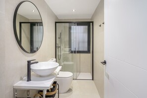 Shower, hair dryer, towels - Apartment 'My Holidays Home' with Balcony, Wi-Fi and Air Conditioning (Palamós)