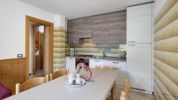 Een koelkast, een microgolfoven, een oven, een kookplaat