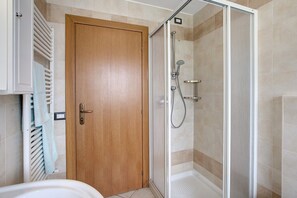 Dusche, Haartrockner, Handtücher
