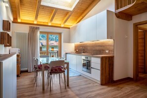 Fridge, microwave, oven, stovetop - Condominio Lucia Pinzolo 12 – Mountain View Apartment (Pinzolo)