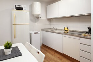Kühlschrank, Mikrowelle, Herdplatte, Wasserkocher mit Kaffee-/Teezubehör