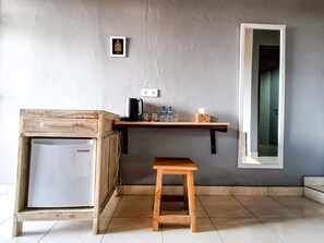 Deluxe Double Room | In-room dining - Nobody Inn Bali (Ubud)