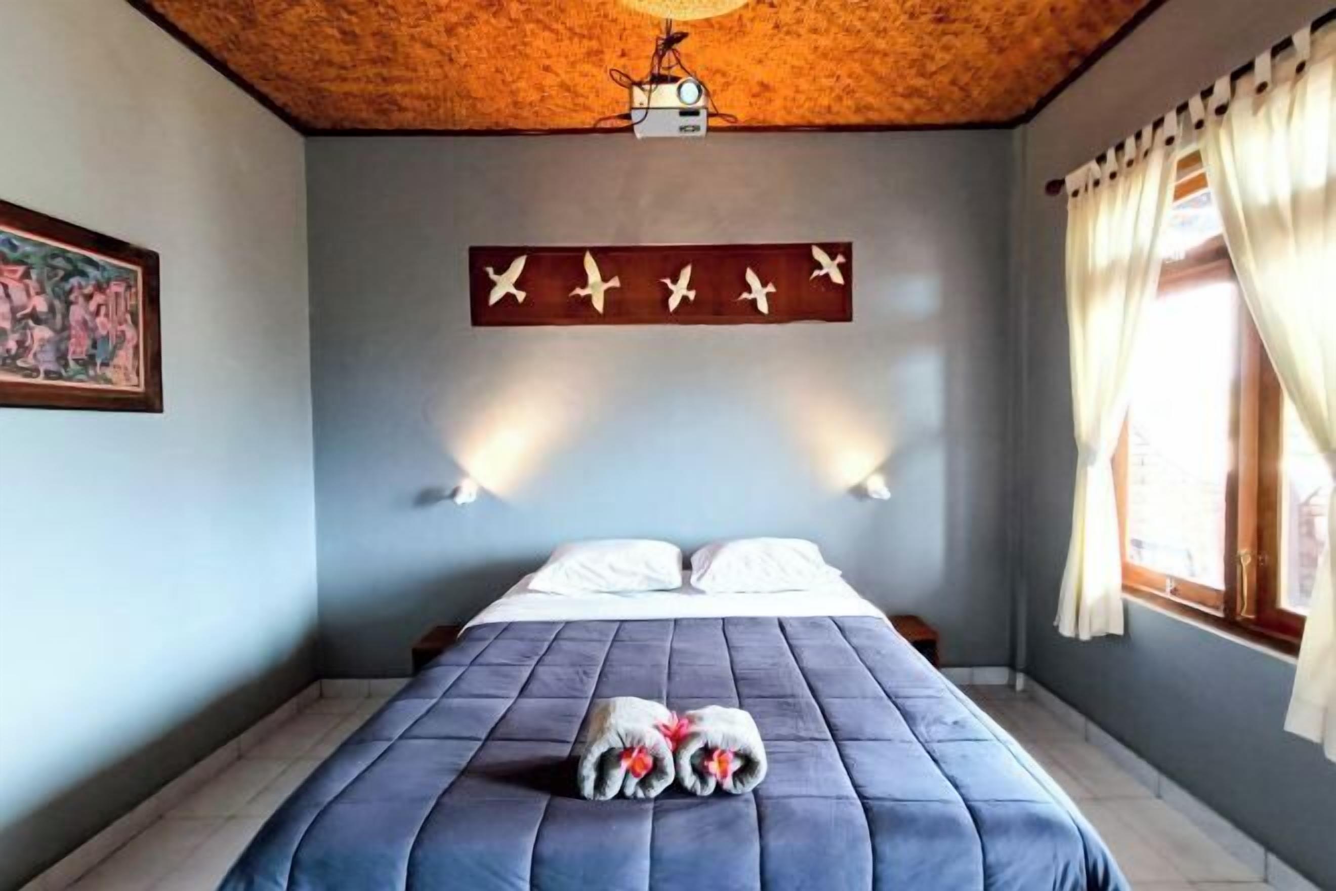 Escrivaninha, espaço de trabalho para notebook, quartos à prova de som