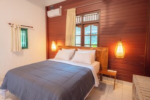 Minibar, desk, laptop workspace, soundproofing - Nobody Inn Bali (Ubud)