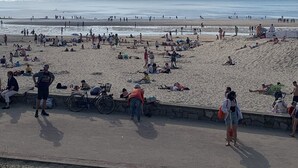 A beach with people sunbathing and walking along the shore. - Villa Marguerite, à 12 Minutes de la Plage ! (Cormont)