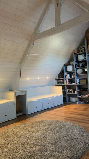 5 bedrooms, iron/ironing board, free WiFi