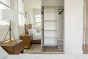 3 bedrooms, desk, iron/ironing board, free WiFi - MODERN 3-4 BR TOWNHOME BUILT 2023 w/ OFFICE, BONUS ROOM, GARAGE & EV CHARGER p64 (Los Angeles)