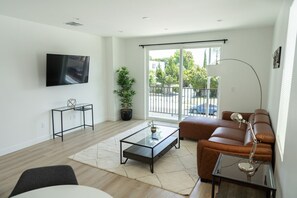 Smart TV, books, offices - MODERN 3-4 BR TOWNHOME BUILT 2023 w/ OFFICE, BONUS ROOM, GARAGE & EV CHARGER p64 (Los Angeles)