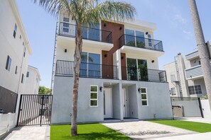 Exterior - MODERN 3-4 BR TOWNHOME BUILT 2023 w/ OFFICE, BONUS ROOM, GARAGE & EV CHARGER p64 (Los Angeles)