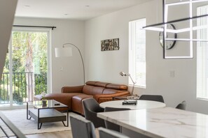 Smart-tv, böcker och kontor