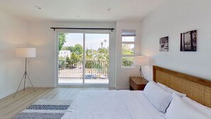 3 bedrooms, desk, iron/ironing board, free WiFi - MODERN 3-4 BR TOWNHOME BUILT 2023 w/ OFFICE, BONUS ROOM, GARAGE & EV CHARGER p64 (Los Angeles)