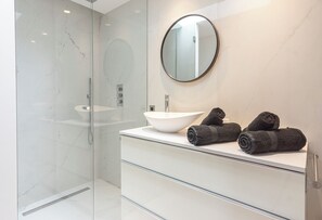 Dusche, Handtücher, Toilettenpapier