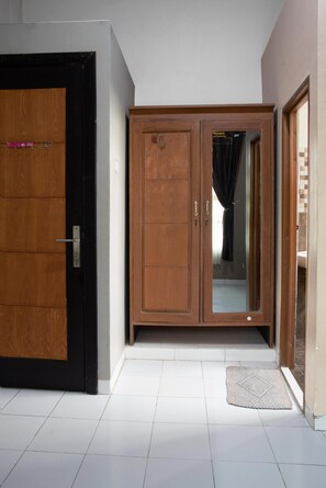 Standard Single Room | Laptop workspace, free WiFi, bed sheets - OYO 92588 Grand Lie Cost Syariah (Palembang)