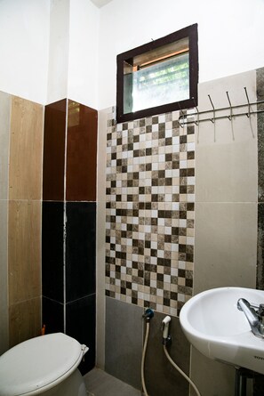 Shower, towels - OYO 92588 Grand Lie Cost Syariah (Palembang)