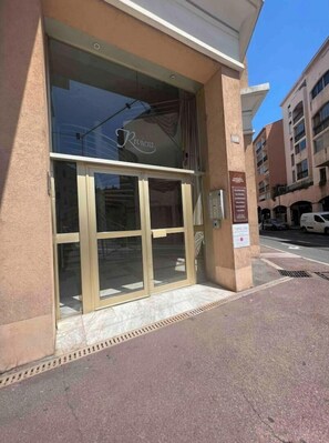 تفاصيل الفندق من الخارج